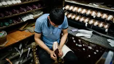 Pekerja menyelesaikan pembuatan sepatu pointe di bengkel perusahaan Grishko, Moskow, Rusia, 25 Februari 2020. Grishko yang lahir dalam kekacauan runtuhnya Uni Soviet sekarang menjadi salah satu pembuat sepatu balet top dunia. (Dimitar DILKOFF/AFP)