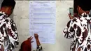 Petugas KPPS melakukan rekapitulasi hasil perolehan surat suara Pilkada DKI Jakarta di TPS 027 Kebagusan, Jakarta, Rabu (15/2). Ahok-Djarot unggul dengan 254 suara sementara Anies-Sandi 207 serta AHY-Sylvi 85. (Liputan6.com/Helmi Fithriansyah)
