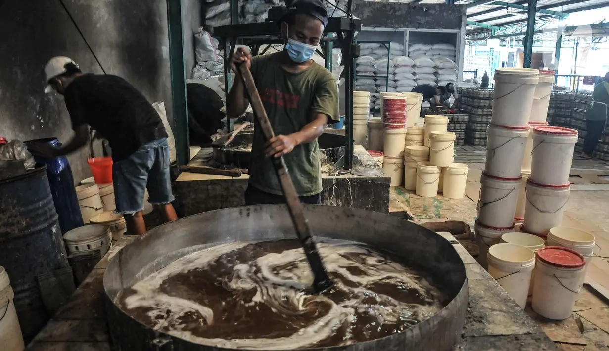 Aktivitas pekerja saat memproduksi kue keranjang Hoki di kawasan Sawangan, Depok, Kamis (20/1/2022). Menjelang Tahun Baru Imlek, industri kue keranjang Hoki milik Kim Hin atau akrab disapa Djohari (66) yang telah dirintis sejak 1988 itu mulai kembali bergeliat. (merdeka.com/Iqbal S Nugroho)