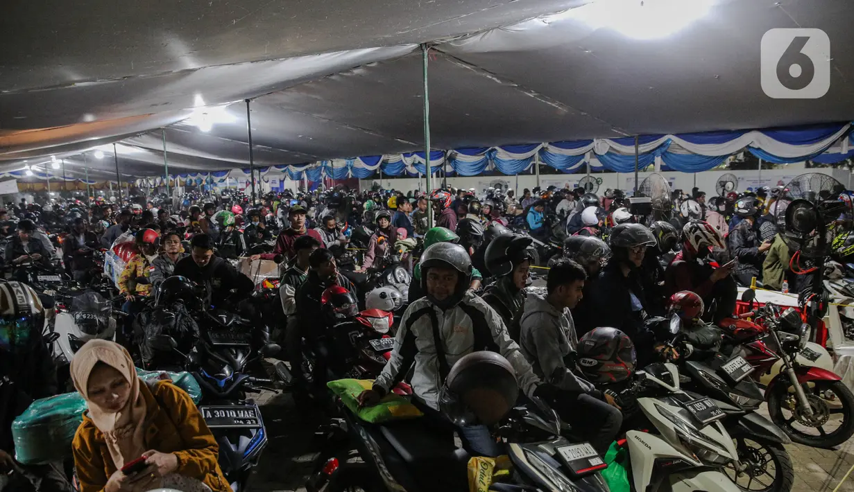 "Ini sudah meningkat kalau dibandingkan tadi pagi," kata petugas di lokasi.  (Liputan6.com/Faizal Fanani)