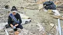 Duta wisata Inong (perempuan) turun langsung memungut sampah. (CHAIDEER MAHYUDDIN/AFP)