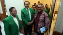 Ketua KPU, Arief Budiman menyambut kedatangan Ketum PPP Muktamar Jakarta Djan Faridz di Gedung KPU, Jakarta, Senin (9/10). Kedatangan PPP untuk berkonsultasi terkait syarat pendaftaran partai politik (Parpol) peserta Pemilu 2019 (Liputan6.com/Johan Tallo)