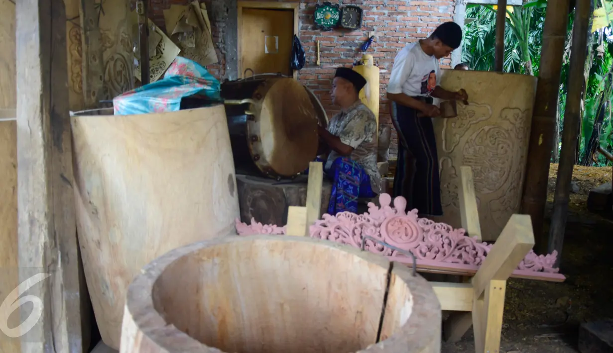 Kesibukan pengrajin menyelesaikan pesanan bedug di Desa Bleder, Ngasinan, Grabag, Magelang, Jawa Tengah, Jumat (3/6). Menjelang Ramadan, pengrajin bedug mulai kebanjiran order dari berbagai kota di Indonesia (Liputan6.com/Gholib)
