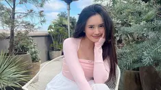 Awali karier tahun 2015, Beby Tsabina bersyukur bisa bergabung di industri perfilman Indonesia. Meninggalkan Indonesia untuk sementara demi menempuh pendidikan di Amerika Serikat, Beby Tsabina ungkap rindu syuting dan berproses dalam film ataupun serier yang dibintanginya. Artis berusia 20 tahun ini merupakan salah satu artis yang cukup aktif dan setiap tahunnya selalu ada film yang dibintanginya. (Liputan6.com/IG/@bebytsabina)