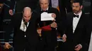 Produser La La Land Jordan Horowitz menyebut pemenang film terbaik Oscar 2017 jatuh pada film Moonlight di Hollywood, California, AS (26/2). Warren Beatty yang membacakan peraih penghargaan untuk kategori itu salah mengumumkan pemenang. (AFP/Mark Ralston)