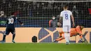 Keberhasilan keduanya menggagalkan ekseksui penalti Lionel Messi adalah saat Real Madrid menghadapi PSG di leg pertama babak 16 Besar Liga Champions 2021/2022, 16 Februari 2022. (AFP/Franck Fife)