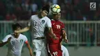 Gelandang Indonesia U-23, Hanif Abdurrauf Sjahbandi (kanan) berebut bola atas dengan pemain Korea Selatan U-23, Lee Sangmin pada laga persahabatan di Stadion Pakansari, Kab Bogor, Sabtu (23/6). Indonesia U-23 kalah 1-2. (Liputan6.com/Helmi Fithriansyah)