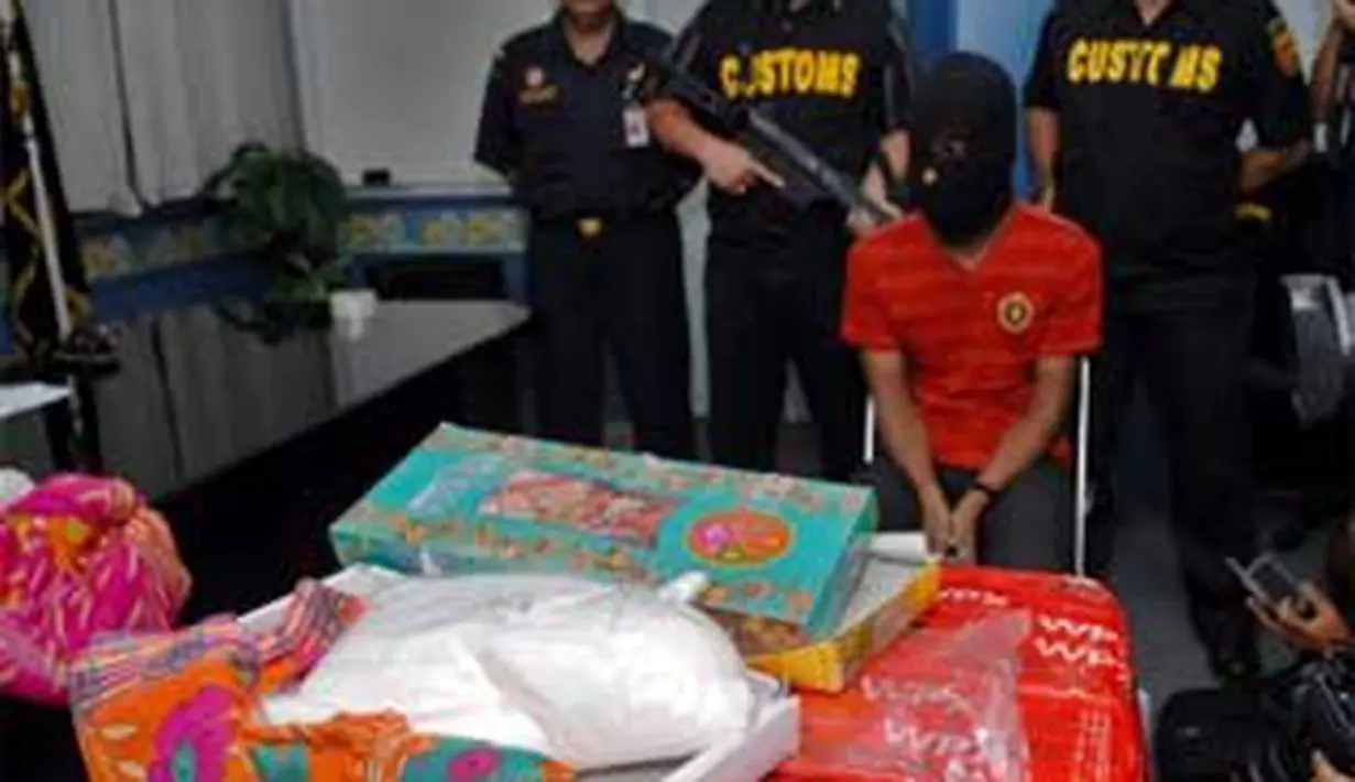 Tersangka dan barang bukti berupa kotak berisi bahan baku narkotika, ketamine di Kantor KPPBC Bandara Soekarno-Hatta, Tangerang. Paket ketamine senilai Rp 24,8 miliar, diselundupkan dari India.(Antara