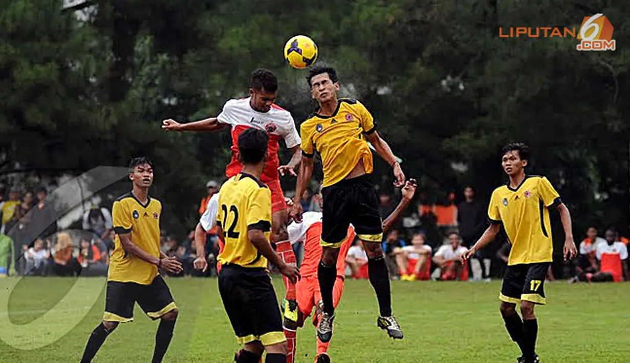 Meski hanya bertajuk laga uji coba namun pemain kedua kesebelasan (Persija dan Urakan FC) tetap memperlihatkan permainan menarik (Liputan6.com/Helmi Fithriansyah).
