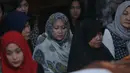 Isak tangis dari keluarga, anak dan sanak saudara warnai rumah duka. Bahkan menurut Agum Gumelar seperti menirukan Tukul, sebelum meninggal Susi masih ikut pengajian. (Andi Masela/Bintang.com)