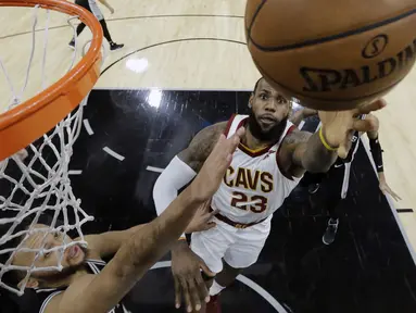 Bintang Cleveland Cavaliers, LeBron James (kanan) mencoba memasukan bola saat diadang pemain San Antonio Spurs, Kyle Anderson (kiri) pada lanjutan NBA di basketball game di AT&T Center, San Antonio, (23/1/2018). Spurs menang 114—102. (AP/Eric Gay)