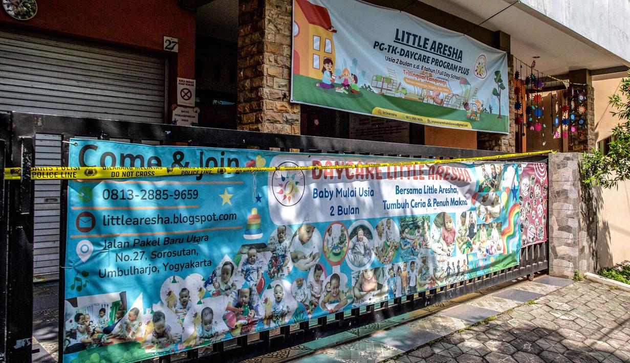 Gerbang pusat penitipan anak Little Aresha, disegel dengan garis polisi setelah adanya dugaan penganiayaan anak, di salah satu pusat penitipan, Yogyakarta pada Senin 27 April 2026. (DEVI RAHMAN/AFP)