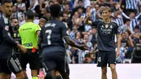 Bek Real Madrid,&nbsp;Dean Huijsen (kanan), diganjar kartu merah saat timnya menang 2-1 atas Real Sociedad pada laga pekan keempat La Liga di&nbsp;Estadio Municipal de Anoeta, Sabtu (13/9/2025) malam WIB. (AFP/ANDER GILLENEA)