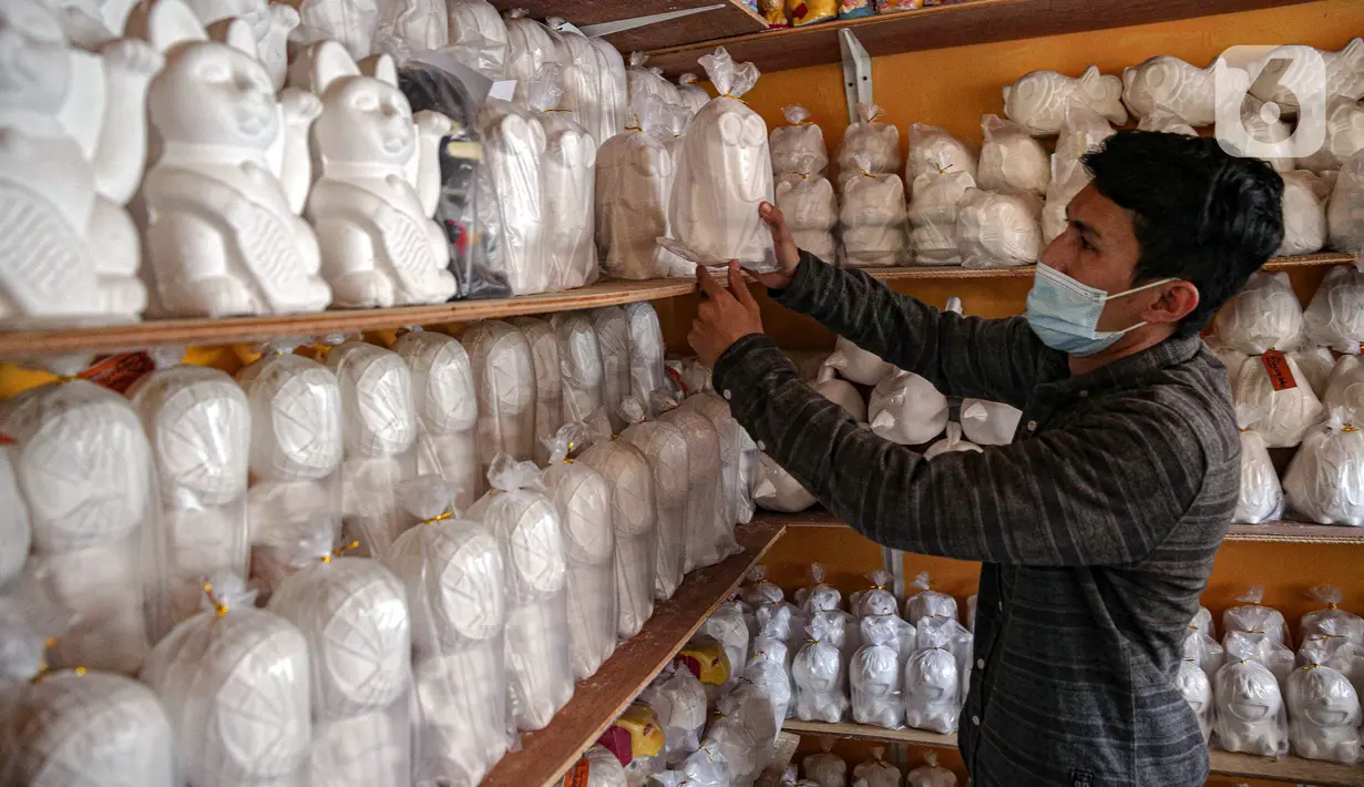 Pekerja menata boneka karakter kartun di Saung Art Gallery, Pondok Cabe, Tangerang Selatan, Banten, Kamis (6/1/2022). Selain menjadi sarana edukasi, boneka berbahan gipsum yang dapat digunakan sebagai celengan ini dijual dengan harga Rp 20 ribu-Rp 40 ribu per buah. (Liputan6.com/Faizal Fanani)
