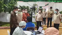Menteri Kesehatan RI Budi Gunadi Sadikin meninjau vaksinasi COVID-19 untuk lansia yang diadakan mulai Senin (1/3/2021) di Kampus Hang Jebat, Balai Besar Pelatihan Kesehatan Jakarta. (Dok Kementerian Kesehatan RI)