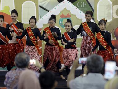 Siswa dari sekolah tari difabel Belantara Budaya Indonesia saat acara peluncuran sekolah tari tradisional gratis difabel di Margo City, Depok, Jawa Barat, Sabtu (3/12/2022). Acara yang juga sekaligus memperingati Hari Disabilitas Internasional ini menampilkan tarian tradisonal Indonesia di mana sebagian besar penarinya adalah penyandang disabilitas. (Liputan6.com/Johan Tallo)