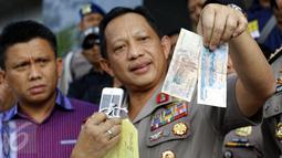 Kapolda Metro Jaya, Irjen Tito Karnavian menunjukan barang bukti kasus pembunuhan WNA Jepang, Jakarta, Jumat (11/9/2015). Tersangka Mursalim ditangkap dalam pelariannya seusai membunuh WN Jepang Nishimura. (Liputan6.com/Yoppy Renato)