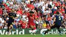 Gelandang Liverpool Mohamed Salah (tengah) menendang bola ke gawang Arsenal saat bertanding dalam Liga Inggris di Stadion Anfield, Liverpool, Inggris, Sabtu (24/8/2019). Liverpool menang 3-1 dan kukuh di puncak klasemen sementara. (BEN STANSALL/AFP)