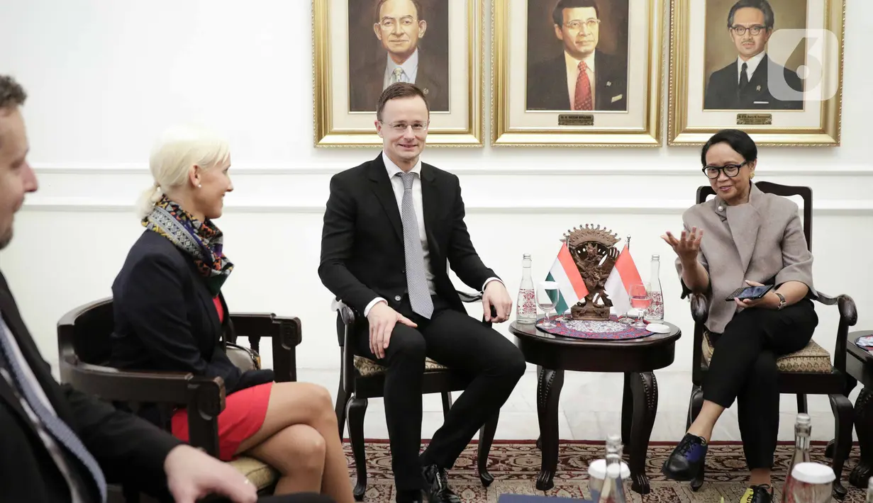 Menlu RI Retno Marsudi bersama Menlu Hungaria Péter Szijjártó melakukan pertemuan di Gedung Pancasila, Kementerian Luar Negeri, Jakarta, Kamis (23/1/2020). Pertemuan tersebut membahas hubungan birateral kedua bela negara di bidang ekonomi. (Liputan6.com/Faizal Fanani)
