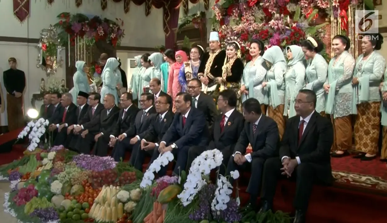 Sejumlah menteri duduk dibawah saat foto bersama dalam resepsi pernikahan putri Presiden Jokowi, Kahiyang Ayu dan Bobby Nasution di Gedung Graha Saba Buana, Solo, Rabu (8/11). (Liputan6.com)