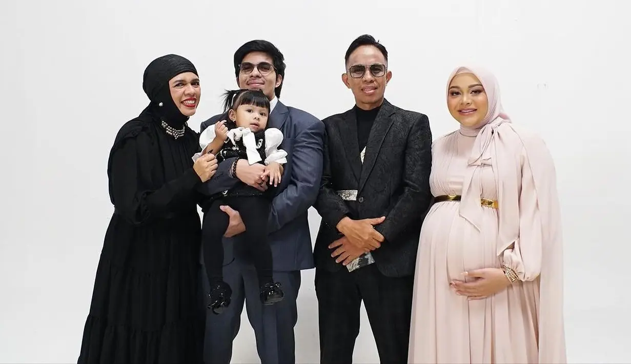 Atta Halilintar dan Aurel bersama keluarga [Instagram/genifarouk]