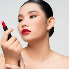 Cara sederhana membuat makeup bibir terlihat natural sekaligus tahan lama agar tetap segar seharian. (Foto: jcomp/Freepik)