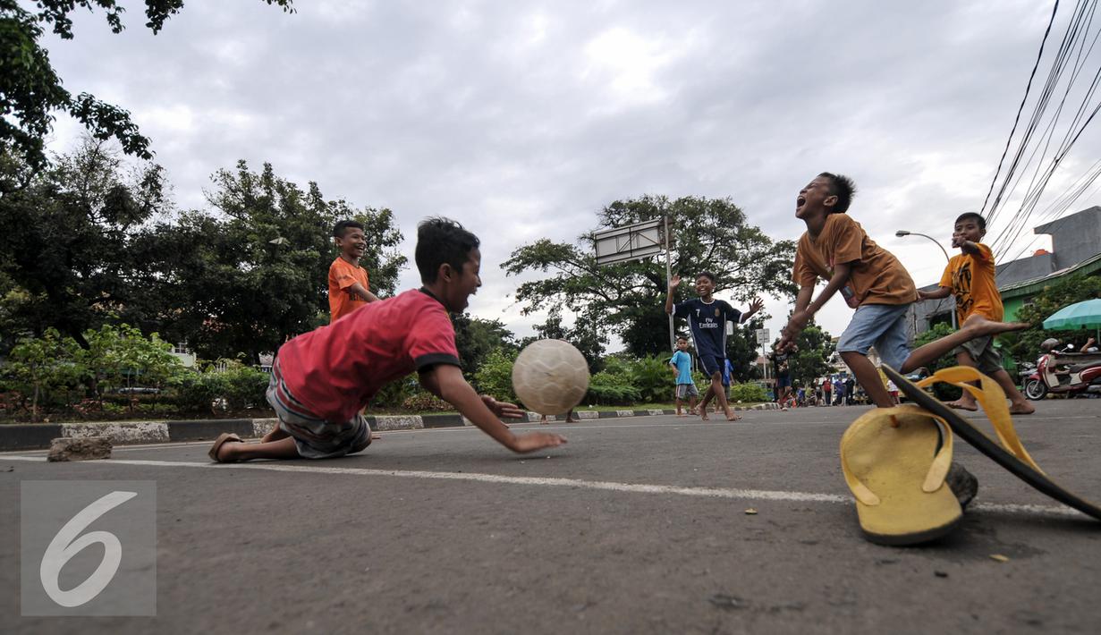 Minim Lahan Bermain Sejumlah Anak  Main  Bola  di  Jalanan 