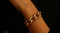 6 Pilihan Gelang Emas Rantai Besar untuk Ibu-Ibu Usia 50 Tahun, Aksesori Mewah yang Berkelas
