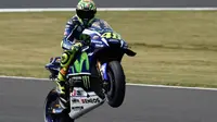 Pebalap Movistar Yamaha, Valentino Rossi, merebut pole position setelah menjadi yang tercepat pada sesi kualifikasi kedua MotoGP Jepang di Twin Ring Motegi, Sabtu (15/10/2016). (Crash)