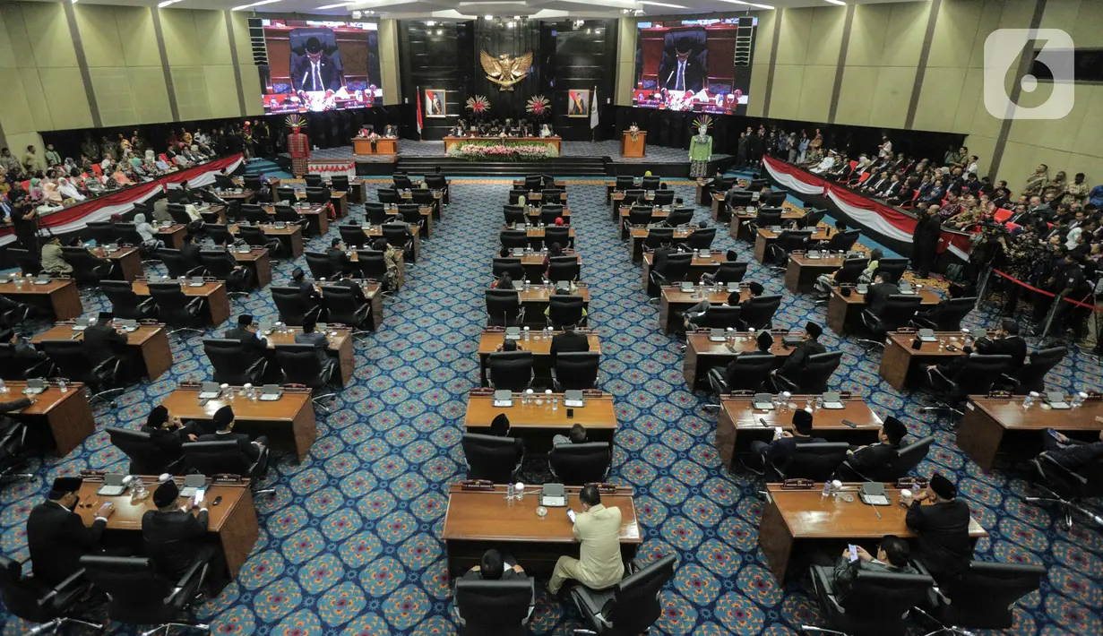 Suasana pelantikan lima pimpinan DPRD DKI Jakarta di Gedung DPRD DKI Jakarta, Senin (14/10/2019). Wakil Ketua DPRD DKI Jakarta dijabat oleh Ahmad Suhaimi dari PKS, Zita Anjani dari PAN, M Taufik dari Gerindra, dan Misan Samsuri dari Demokrat. (Liputan6.com/Faizal Fanani)