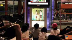 Citizen6: Keterlambatan (delay) maskapai penerbangan di Indonesia sudah menjadi kebiasaan, bosan menunggu penerbangan sejumlah anak mengisi waktu mereka dengan menonton layar TV di ruang tunggu bandara. (Pengirim: Ian Fajri).