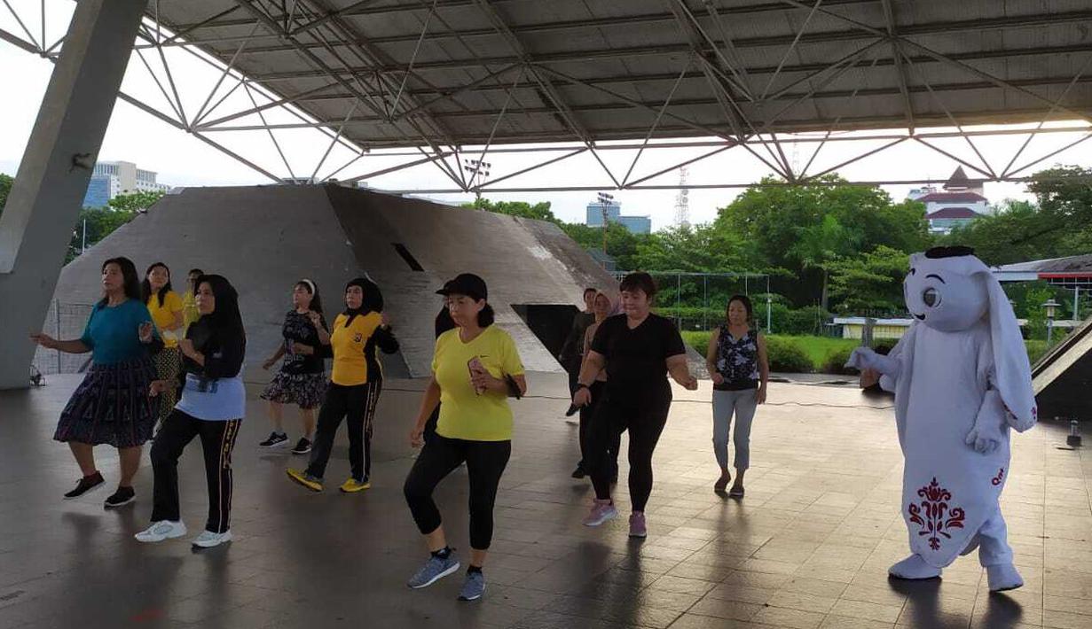 La'eeb juga menyempatkan mengikuti kegiatan senam bersama ibu-ibu di Lapangan Karebosi, Makassar. (Dok. SCM)