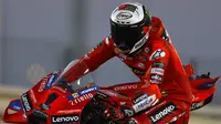 Aksi pembalap Ducati asal Italia, Francesco Bagnaia saat tes resmi hari pertama MotoGP 2024 di Sirkuit Lusail, Qatar, Selasa (20/2/2024) dini hari WIB. (KARIM JAAFAR / AFP)