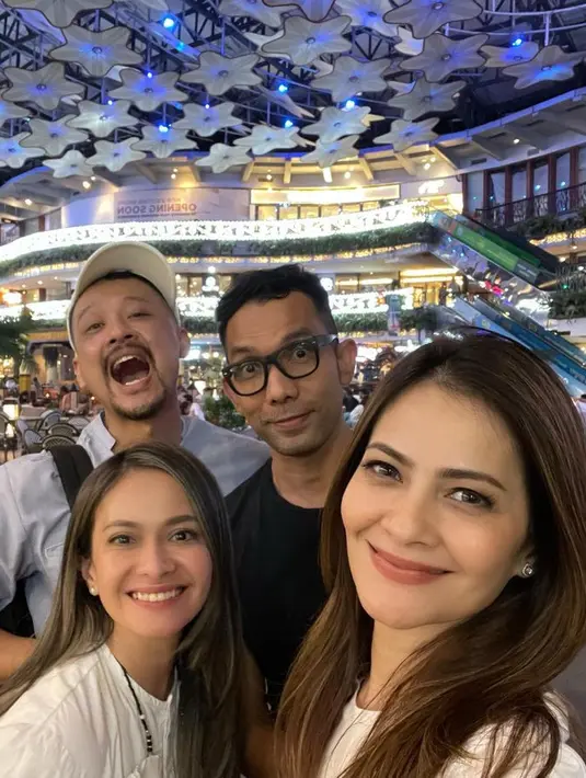 Selain sering pakai baju sama, gaya rambut mereka juga selalu mirip. Memiliki gaya rambut panjang yang kerap digerai natural. [Foto: Instagram @ersamayori]