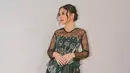 Mini dress dengan detail kain tenun dan lace di bagian lengan hingga pundak membuat look makin stand out seperti Prilly Latuconsina. (Instagram/prillylatuconsina96).