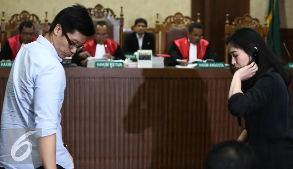 Suami alm Mirna, Arief Sumarko dan saudaranya, Sandy Salihin usai diambil sumpah saat mengikuti persidangan lanjutan Jessica Kumala Wongso dengan agenda pemeriksaan saksi di Pengadilan Negeri Jakarta Pusat, Selasa (12/7). (Liputan6.com/Faizal Fanani)