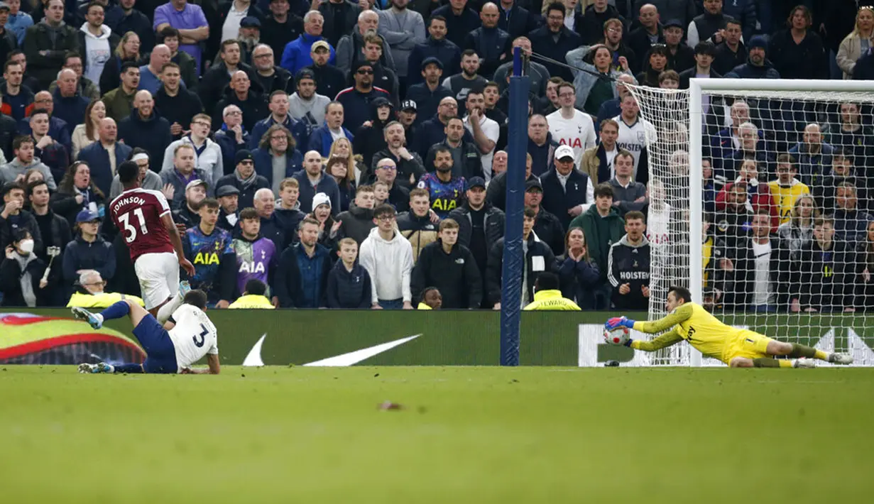 Pemain Tottenham Hotspur Sergio Reguilon (kiri bawah) mencoba mencetak gol saat kiper West Ham United Lukasz Fabianski melakukan penyelamatan pada pertandingan sepak bola Liga Inggris di Tottenham Hotspur Stadium, London, Inggris, Minggu (20/3/2022). Tottenham menang 3-1. (AP Photo/David Cliff)