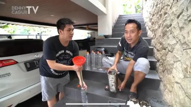 Denny Cagur kemudian memperlihatkan apa yang terjadi sesungguhnya saat mengisi bensin mobil Raffi Ahmad (YouTube/ DennyCagurTV)