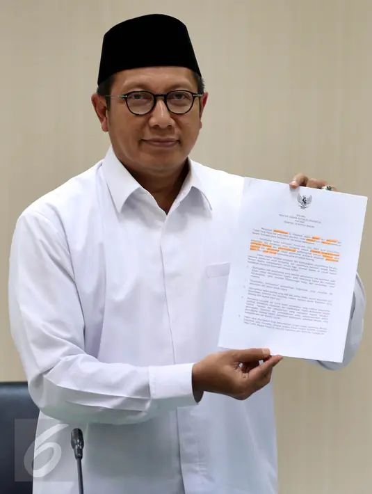 Menag Lukman Hakim Saifuddin menunjukan kertas berisi seruan Menag saat jumpa pers terkait ceramah di rumah-rumah Ibadah, Jakarta, Jum'at (28/4). Ceramah juga harus bersumber dari ajaran pokok agama, tidak provokatif. (Liputan6.com/Johan Tallo)