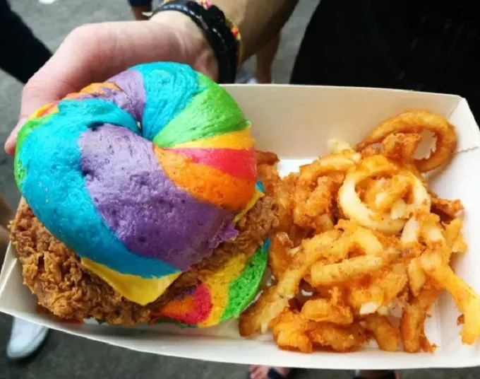 Hamburger pelangi di Geylang Serai Singapore (Instagram/@sereneooi)