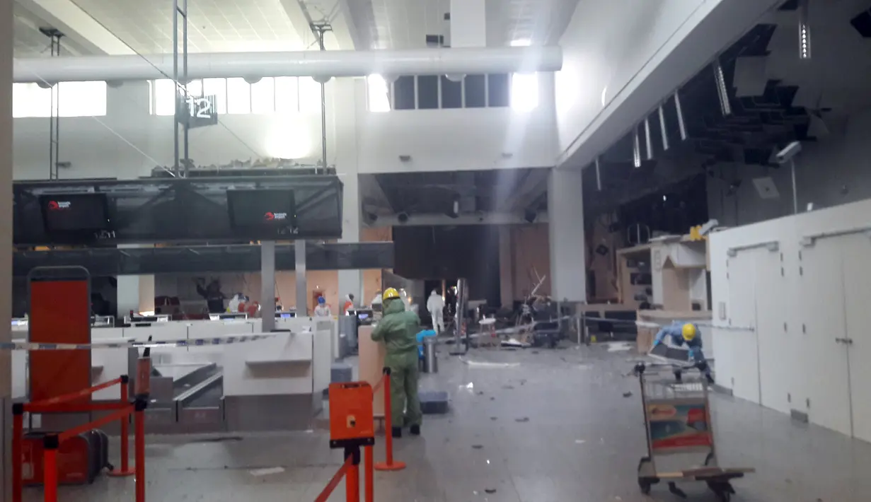 Sejumlah petugas memeriksa di dalam terminal keberangkatan di bandara Zaventem, Brussels, Belgia, Selasa (29/3/2016). Hingga kini, otoritas Bandara Zaventem belum akan membuka pelayanannya pasca serangan bom pada 22 Maret lalu (Het Nieuwsblad via REUTERS)