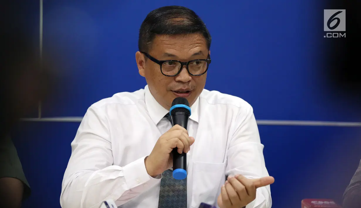 Brigjen Pol Agung Setya memberikan keterangan pers di Jakarta, Senin (23/10). Dirtipideksus Mabes Polri bersama dengan BPOM dan Kantor Pajak berhasil melakukan pengungkapan perusahaan importir miras di wilayah Batam. (Liputan6.com/JohanTallo)