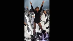 Aksi memukau Taylor Swift di panggung acara BRIT Awards 2015 di O2 Arena, London, Rabu (25/2). (REUTERS/Toby Melville)
