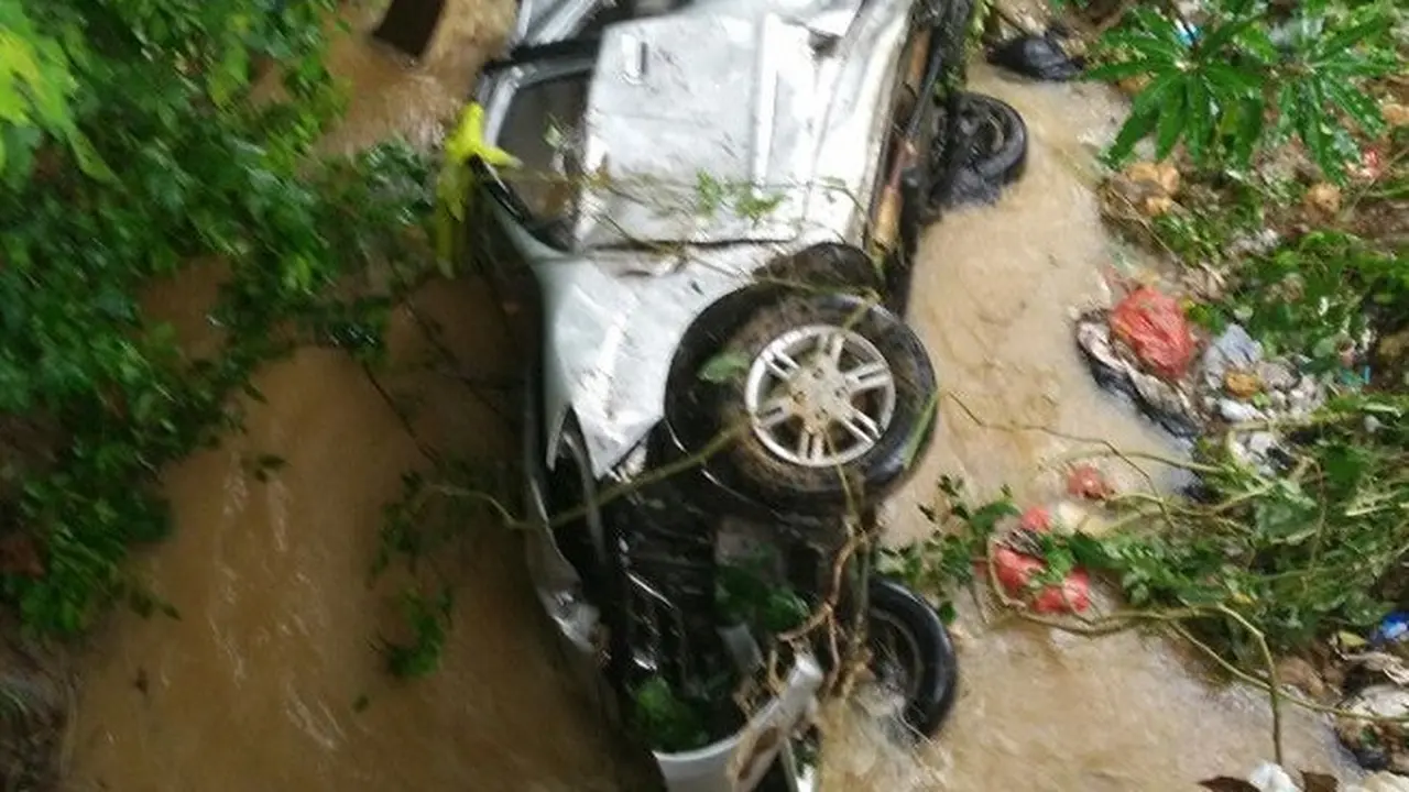 Pengemudi Mengantuk, Minibus Mendarat di Dasar Sungai