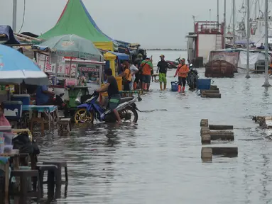 Aktivitas di dermaga pelabuhan kali Adem, Muara Angke, Jakarta, Kamis (31/12/2020). Badan Meteorologi Klimatologi dan Geofisika (BMKG) mengeluarkan peringatan dini kepada warga pesisir Jakarta untuk antisipasi banjir dan rob di malam pergantian Tahun Baru 2021. (merdeka.com/Imam Buhori)