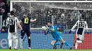 Kiper Juventus, Gianluigi Buffon menangkap sundulan bola dari striker Tottenham Hotspur Harry Kane pada pertandingan pertama babak 16 besar Liga Champions di Allianz Stadium, Rabu (14/2). Juventus harus puas bermain imbang 2-2. (Miguel MEDINA/AFP)