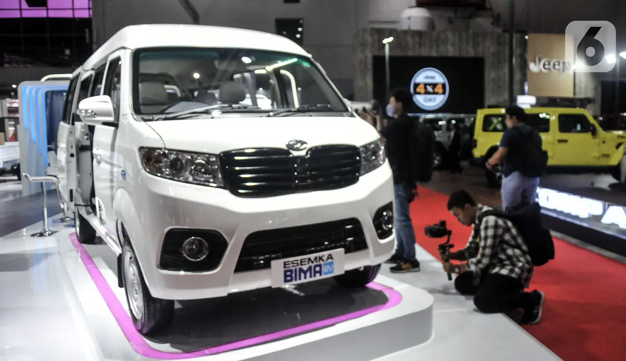 Mobil Esemka Bima EV dipamerkan pada Indonesia International Motor Show (IIMS) di Jiexpo Kemayoran, Jakarta, Kamis (16/2/2023). Mobil Esemka untuk pertama kalinya dipamerkan pada pameran otomotif IIMS. (merdeka.com/Iqbal S. Nugroho)