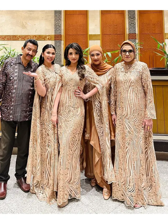 6 Potret Tsania Marwa Dukung Sang Adik di Puteri Indonesia 2024, Raih Runner Up IV