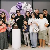 Gaya Keluarga Aurel Hermansyah saat berikan kejutan ulang tahun ke-26. [@krisdayantilemos]
