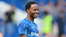 Raheem Sterling masuk ke dalam daftar pemain yang mendapatkan gelar MBE (Member of the Order of the British Empire) karena kampanyenya melawan aksi rasialisme di dalam maupun luar lapangan sejak 2017 lalu. Ia juga mendirikan yayasan untuk anak-anak yang kekurangan. (AFP/Glyn Kirk)